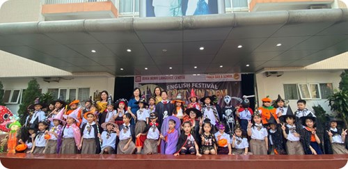 Học sinh trường TH Thạch Bàn B hòa mình vào không khí lễ hội Halloween 2022