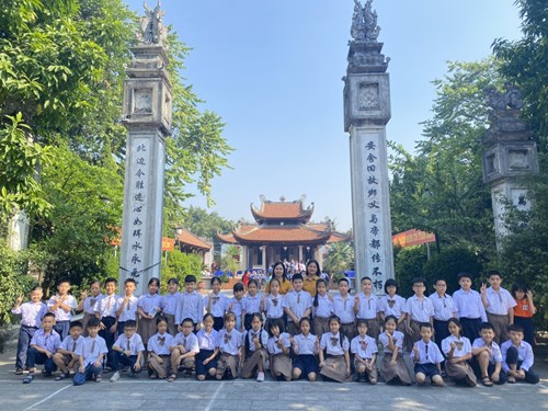 Chuyến tham quan di tích lịch sử địa phương tại đình Bắc Biên, đền Trấn Vũ.
