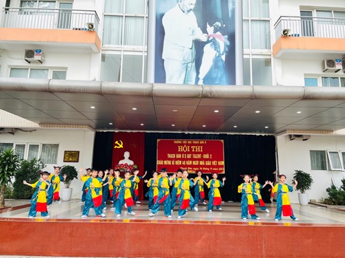 Học sinh khối 2 hào hứng tham gia hội thi “Thạch Bàn B’s got talen” chào mừng kỉ niệm 40 năm ngày Nhà giáo Việt Nam