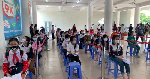 Trường TH Thạch Bàn B phối hợp với trạm y tế phường Thạch Bàn tổ chức tiêm phòng vắc xin Covid - 19 cho học sinh.