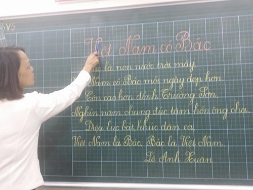 Trường Tiểu học Thạch Bàn B tổ chức cho giáo viên thi viết chữ đẹp chào mừng kỉ niệm ngày Nhà giáo Việt Nam 20 - 11