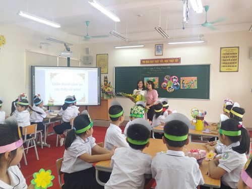 Giáo viên trường Tiểu học Thạch Bàn B tham gia thi giáo viên giỏi Hoạt động ngoài giờ chính khóa.