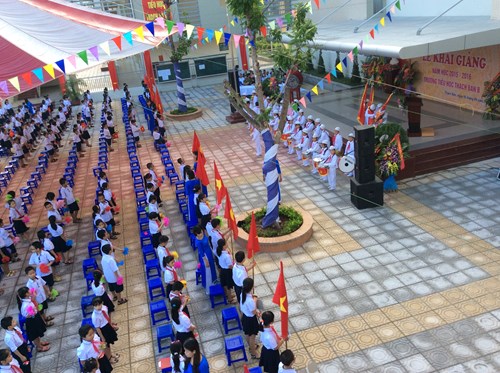 Trường Tiểu học Thạch Bàn B trong ngày khai giảng năm học 2015- 2016