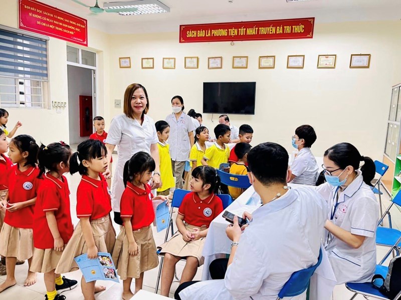 Tổ chức kiểm tra khám sức khỏe định kỳ cho học sinh.