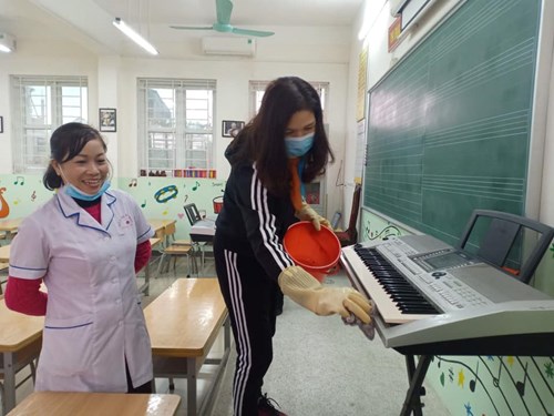 Trường Tiểu học Thanh Am phun thuốc khử trùng phòng chống dịch bệnh Corona