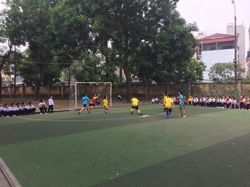 Trận túc cầu sổi động giữa 5A6 và 5A1 trên sân cỏ Trường Tiểu học Việt Hưng