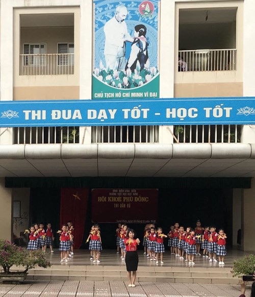 Lớp 1A2 thi đua chào mừng ngày nhà giáo Việt Nam 