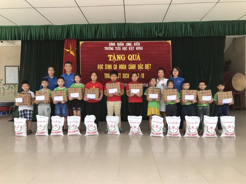Đoàn TNCS Hồ Chí Minh phường Việt Hưng và Trường Tiểu học Việt Hưng phối hợp tặng quà cho học sinh có hoàn cảnh khó khăn 
