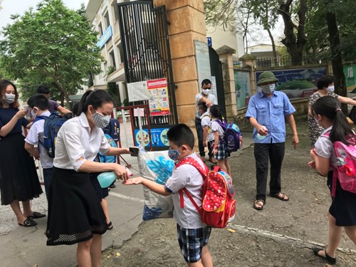Trường Tiểu học Việt Hưng đón học sinh đi học trở lại sau thời gian nghỉ học  phòng, chống Covid -19