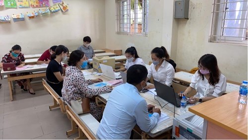 Ngày tuyển sinh trực tuyến đầu tiên tại trường Tiểu học Việt Hưng
