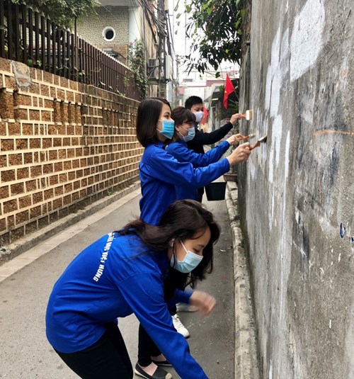Đoàn viên Chi đoàn Trường Tiểu học Việt Hưng  tham gia tổng vệ sinh môi trường.