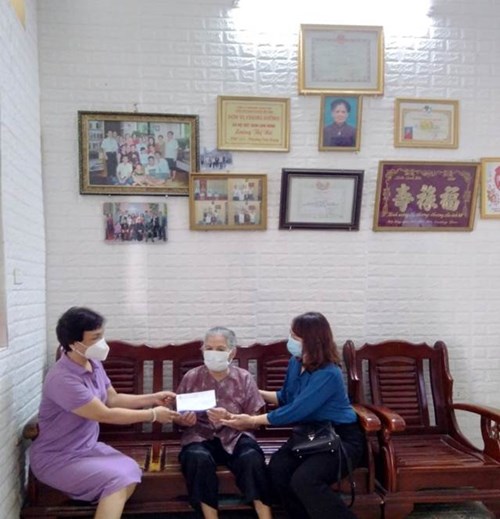 Trường Tiểu học Việt Hưng thăm và tặng quà  Bà mẹ Việt Nam Anh hùng