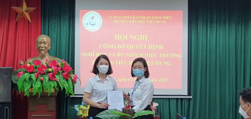 Hội nghị công bố quyết nghỉ hưu và bổ nhiệm Hiệu trưởng Trường Tiểu học Việt Hưng 