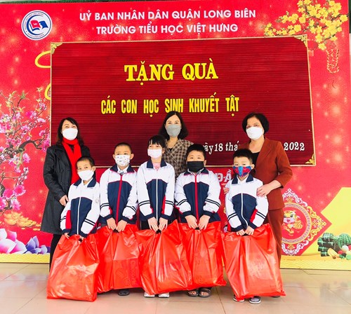 Trường TH Việt Hưng tặng quà học sinh khuyết tật nhân Ngày Người khuyết tật Việt Nam