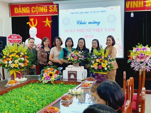 Trường Tiểu học Vũ Xuân Thiều chào mừng Ngày Quốc tế Phụ nữ Việt Nam 20-10