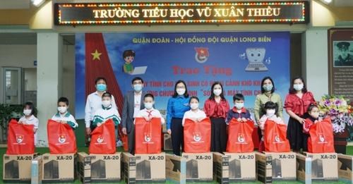 Hội đồng đội quận Long Biên tổ chức trao tặng máy tính cho học sinh có hoàn cảnh khó khăn tại trường tiểu học Vũ Xuân Thiều