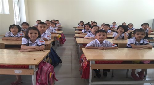 Học sinh lớp 1 Trường Tiểu học Vũ Xuân Thiều vui thÍch khi thực hiện “tuần làm quen” đầu năm học.