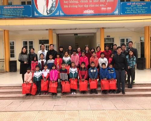  Xuân yêu thương  thầy và trò Trường Tiểu học Vũ Xuân Thiều chúc Tết và tặng quà các bạn học sinh nghèo Trường Tiểu học Trung Mầu