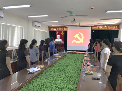 Trường tiểu học vũ xuân thiều tổ chức kết nạp đảng viên mới
