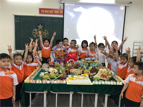 Trường Tiểu học Vũ Xuân Thiều tổ chức Vui trung thu cho học sinh