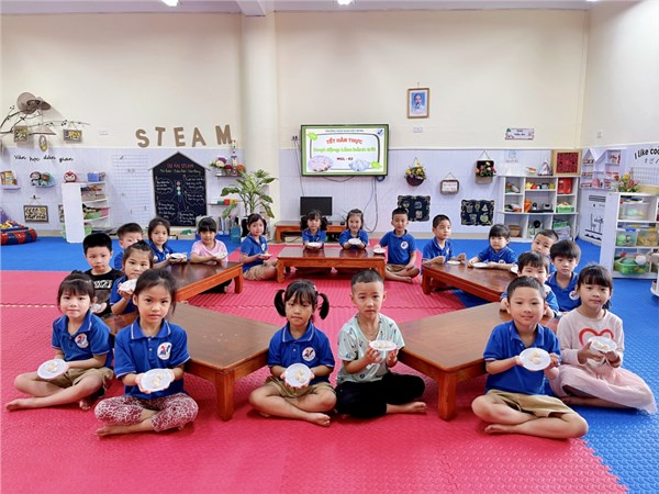 Hoạt động trải nghiệm  Bé vui đón Tết Hàn thực  của các bé trường mầm non Việt Hưng.