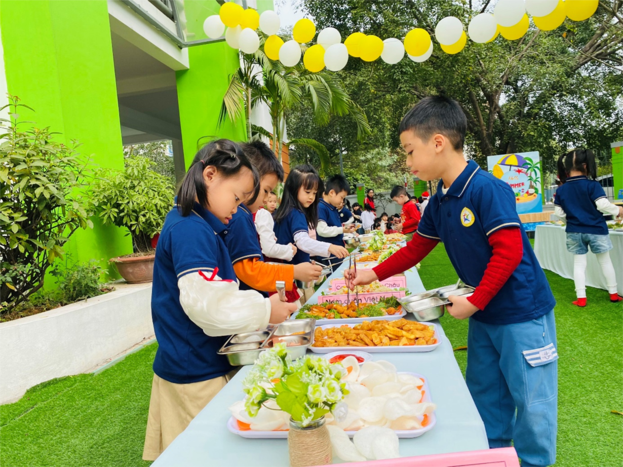 Ảnh tháng 12 - Cùng các bé lớp Alvin 1 tham gia buffet chào đón năm mới!