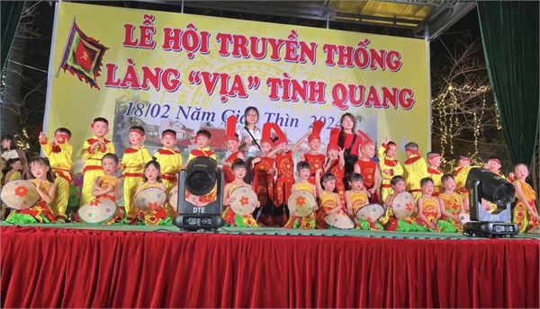 Các bé lớp MGL A3 hào hứng chào mừng hội làng Tình Quang với tiết mục múa liên khúc đăc sắc  Nam quốc sơn hà+ Hào khí Việt Nam .