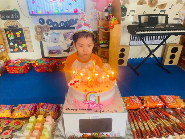 Hai cô cùng các bạn lớp A2 chúc mừng sinh nhật bạn Hà Vy🎂🎂🎂Cô chúc con tuổi mới luôn mạnh khoẻ, chăm ngoan học giỏi💐💐💐