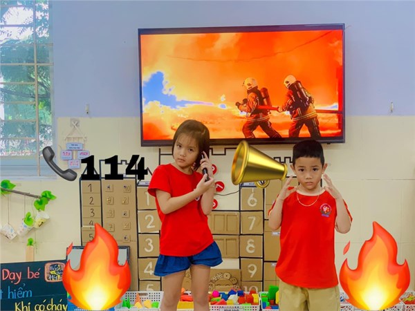 Tiết học dạy trẻ kỹ năng phòng cháy chữa cháy của các bạn nhỏ lớp MGL A3