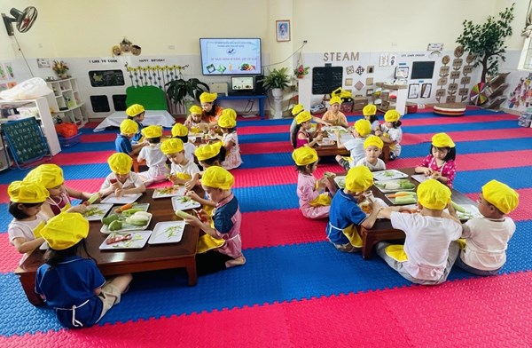 Các bé lớp A2 trường MN Việt Hưng thực hành kỹ năng: nạo gọt củ, quả