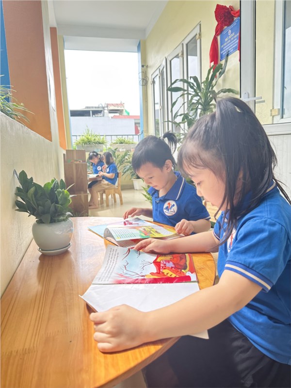 Các bạn nhỏ trường MN Việt Hưng hoạt động trong mô hình mới ra mắt của nhà trường   Thư viện xanh- Thư viện số 