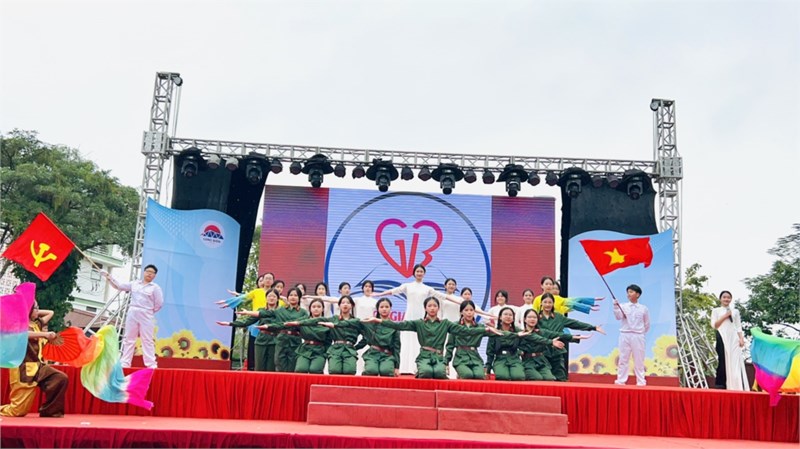Ngày hội văn hoá thể thao, liên hoan ca múa nhạc của phường Giang Biên (phần thi Dân vũ)