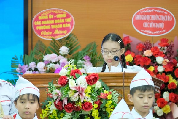 Thiếu nhi Liên đội Trường Tiểu học Đoàn Kết thay mặt thiếu nhi trên địa bàn phường Thạch Bàn chào mừng thành công Đại hội đại biểu Hội LHTN Việt Nam phường Thạch Bàn lần thứ V, nhiệm kỳ 2024-2029