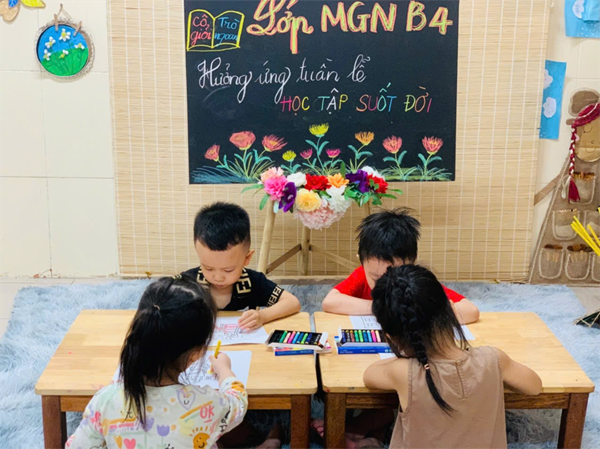 Các bé Lớp MGN B4 đọc sách, làm sách tranh hưởng ứng tuần lễ học tập suốt đời