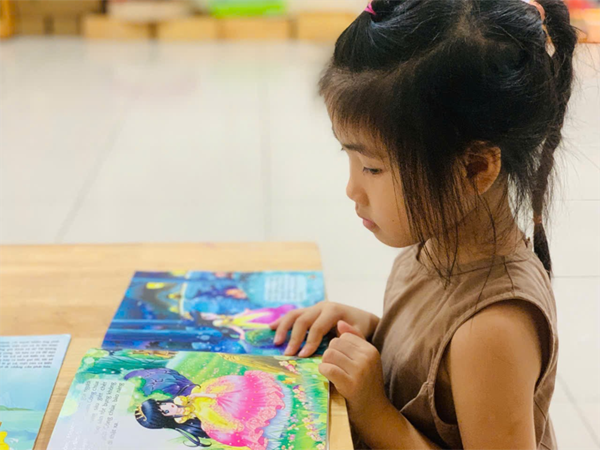 Các bé Lớp MGN B4 đọc sách, làm sách tranh hưởng ứng tuần lễ học tập suốt đời