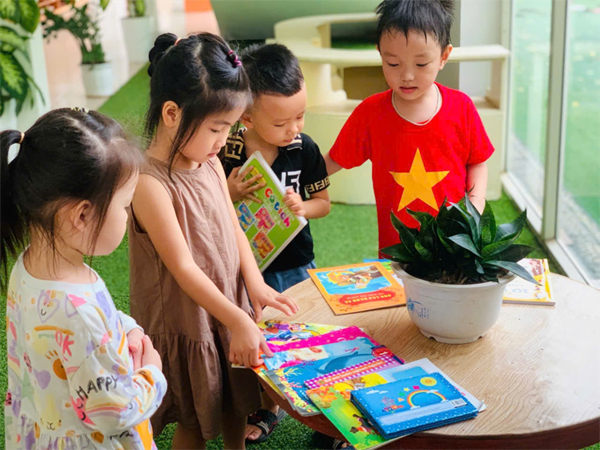 Các bé Lớp MGN B4 đọc sách, làm sách tranh hưởng ứng tuần lễ học tập suốt đời