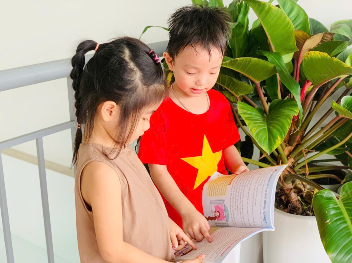 Các bé Lớp MGN B4 đọc sách, làm sách tranh hưởng ứng tuần lễ học tập suốt đời