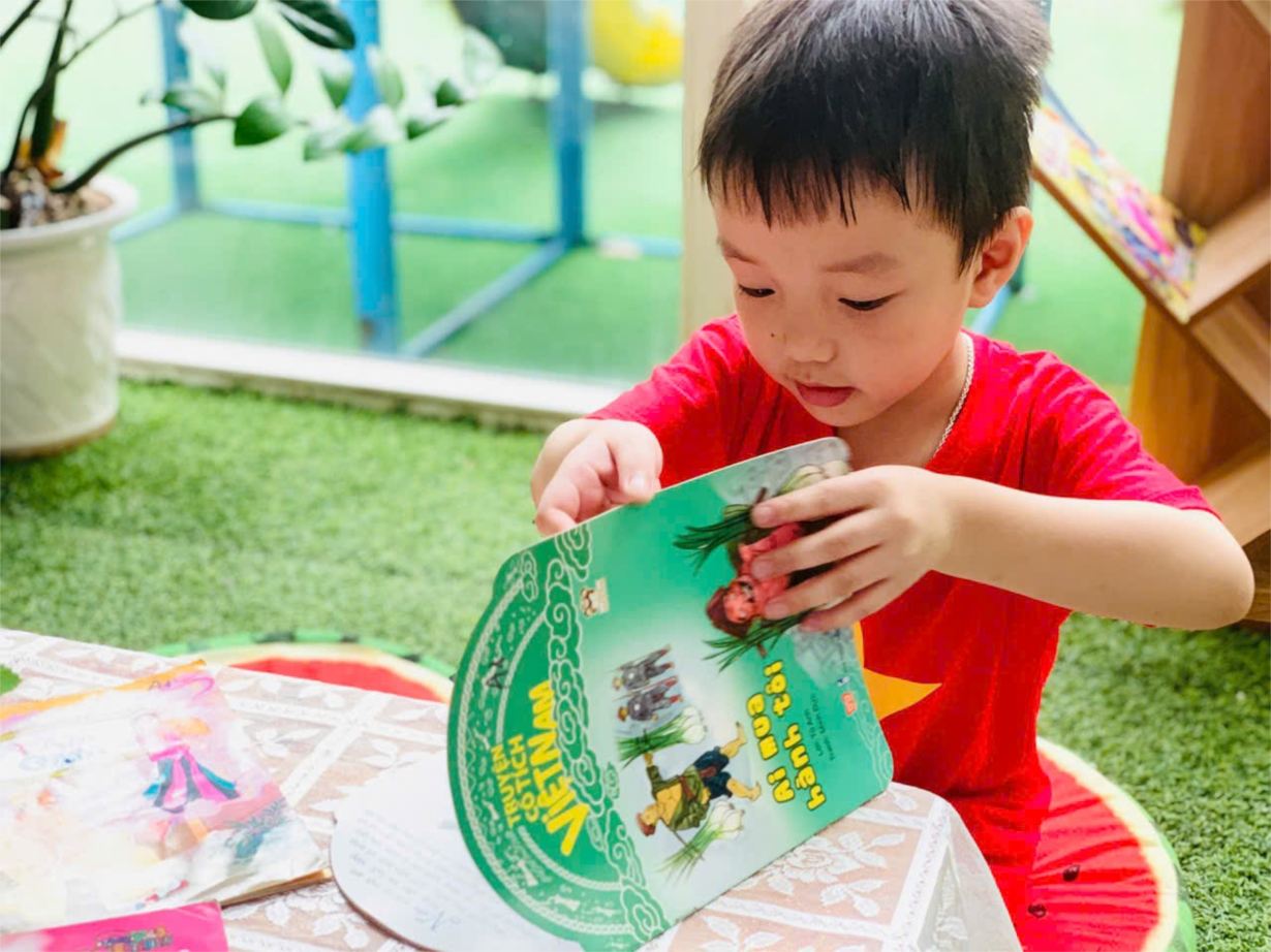 Các bé Lớp MGN B4 đọc sách, làm sách tranh hưởng ứng tuần lễ học tập suốt đời