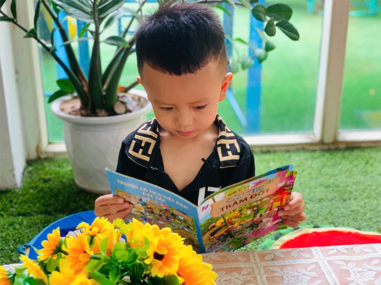 Các bé Lớp MGN B4 đọc sách, làm sách tranh hưởng ứng tuần lễ học tập suốt đời