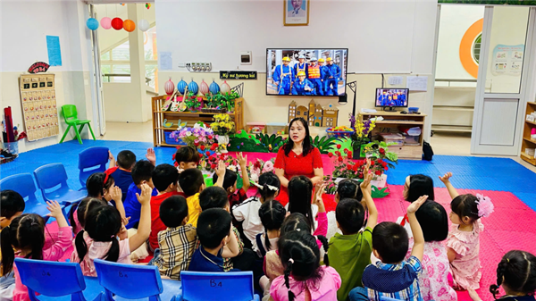 Các bé MGNB4 với tiết học âm nhạc: Dạy hát   Cháu yêu cô chú công nhân . TCAN  Vũ điệu hóa đá 