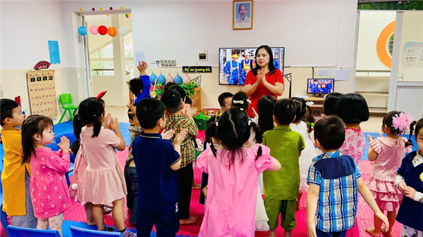 Các bé MGNB4 với tiết học âm nhạc: Dạy hát   Cháu yêu cô chú công nhân . TCAN  Vũ điệu hóa đá 