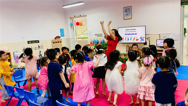 Các bé MGNB4 với tiết học âm nhạc: Dạy hát   Cháu yêu cô chú công nhân . TCAN  Vũ điệu hóa đá 