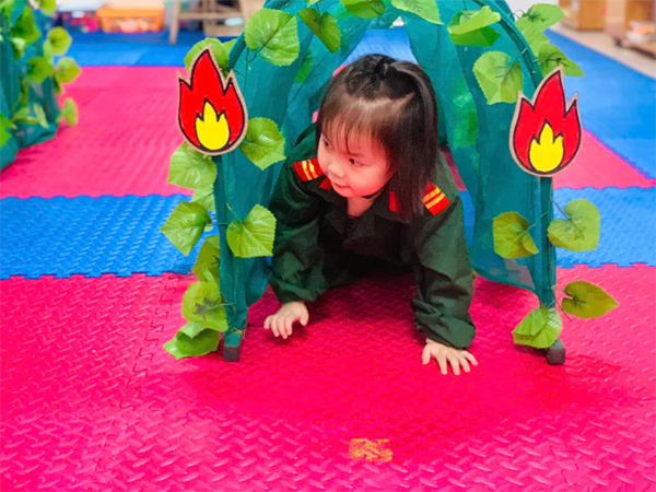 Các bé MGN B4 làm các chú bộ đội bò chui qua hầm