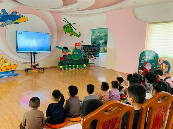 Các bé MGN B4 xem phim chuyên đề: Học kỳ quân đội