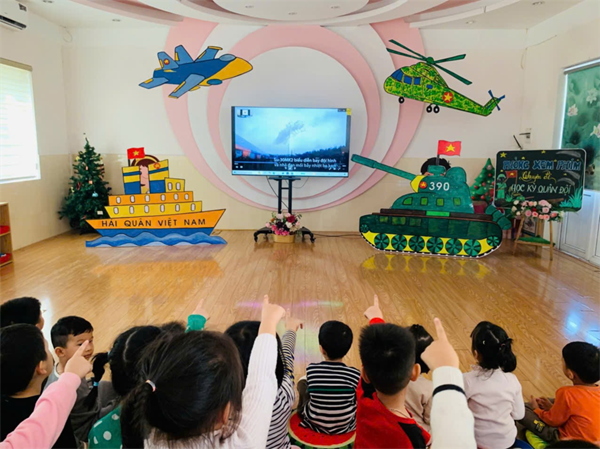 Các bé MGN B4 xem phim chuyên đề: Học kỳ quân đội