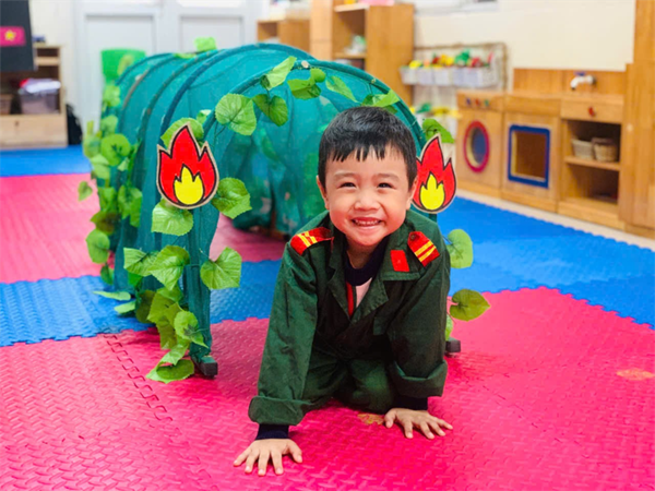 Các bé MGN B4 làm các chú bộ đội bò chui qua hầm