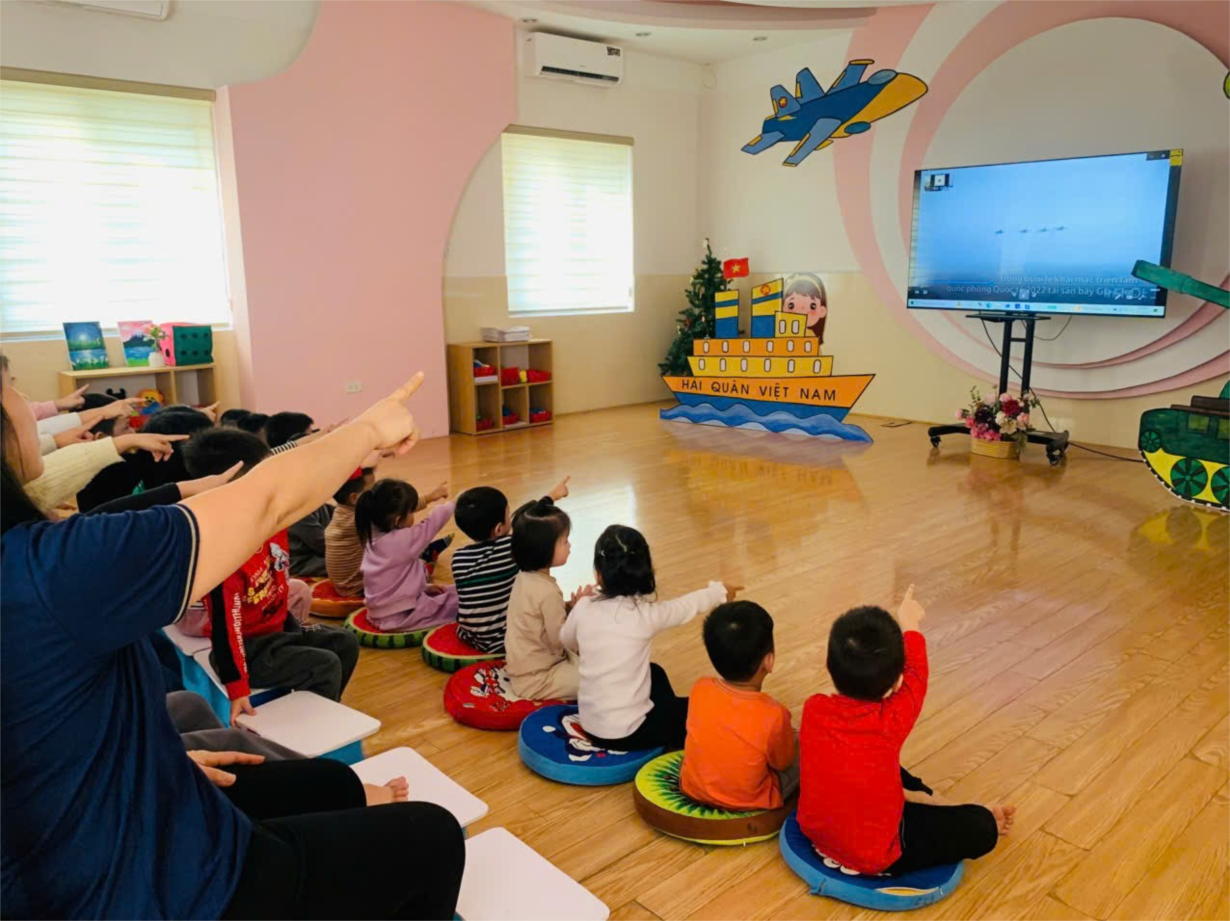 Các bé MGN B4 xem phim chuyên đề: Học kỳ quân đội