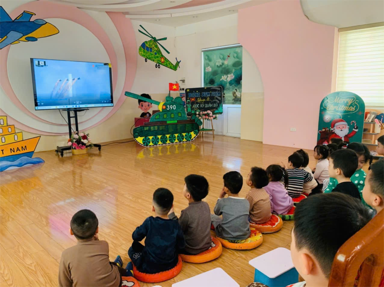 Các bé MGN B4 xem phim chuyên đề: Học kỳ quân đội