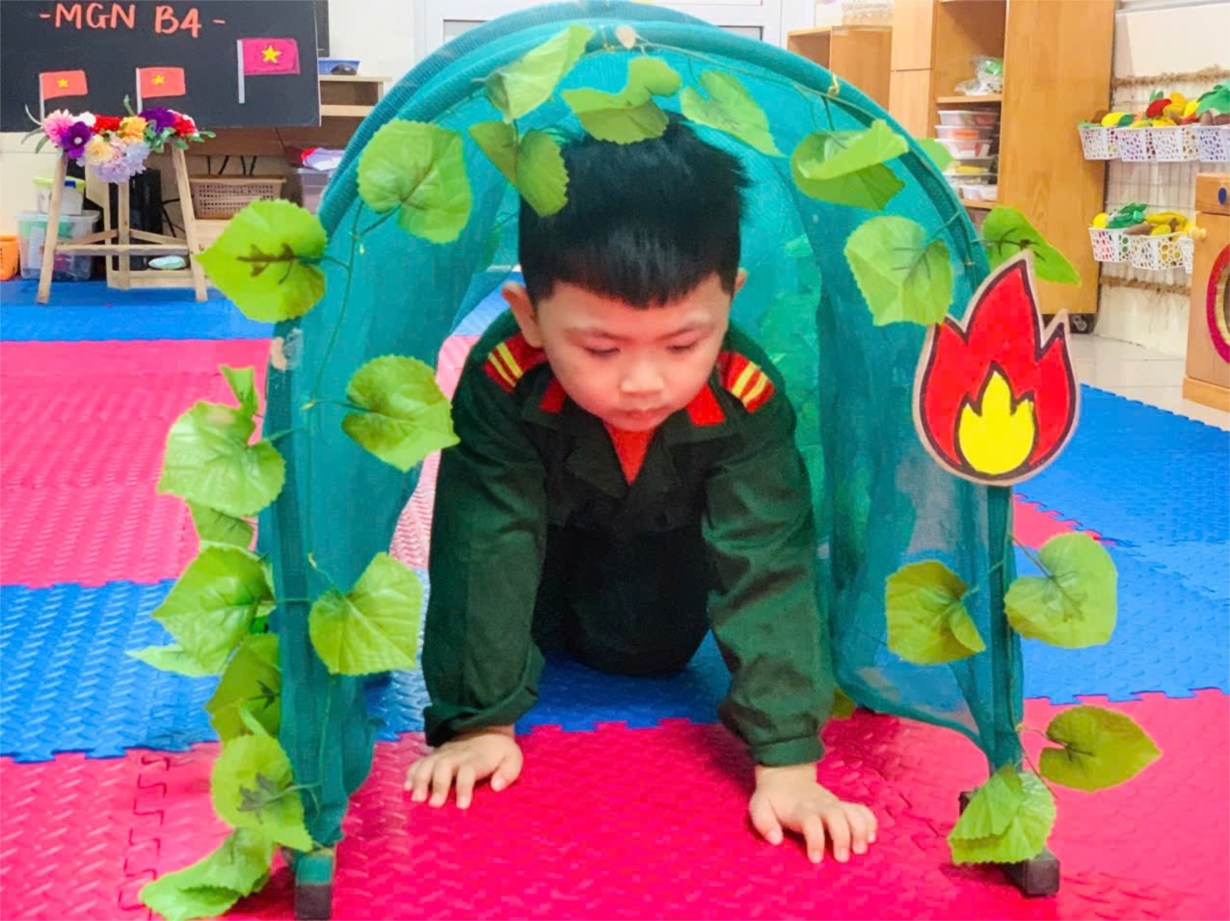 Các bé MGN B4 làm các chú bộ đội bò chui qua hầm