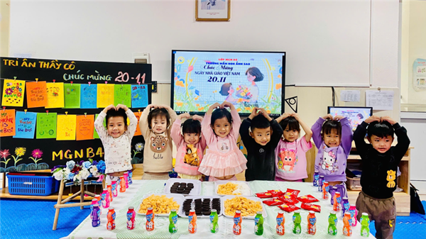 Các bé MGN B4 liên hoan chúc mừng Ngày Nhà giáo Việt Nam